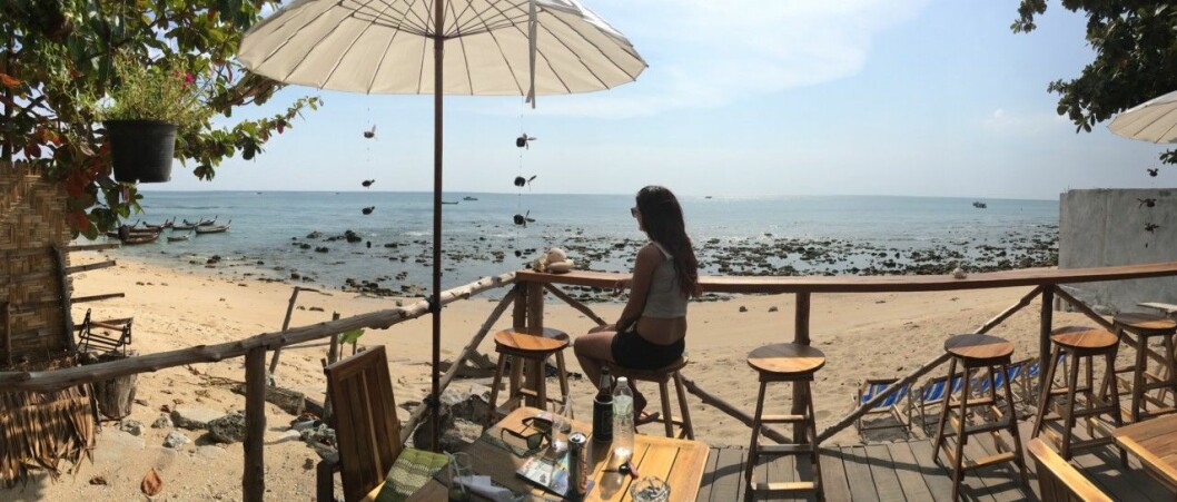 Så fort Elin är ledig njuter hon av sol och värme på stranden.