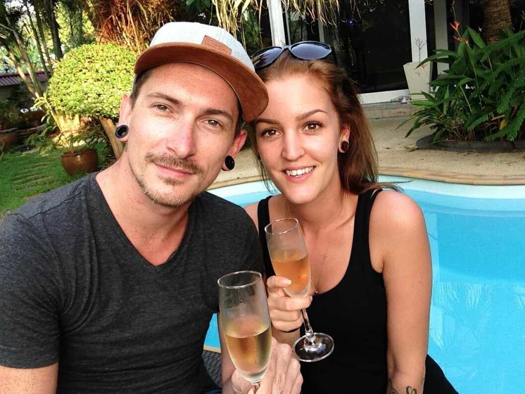 Elin och pojkvännen firar hotellköpet vid poolen i Phuket.