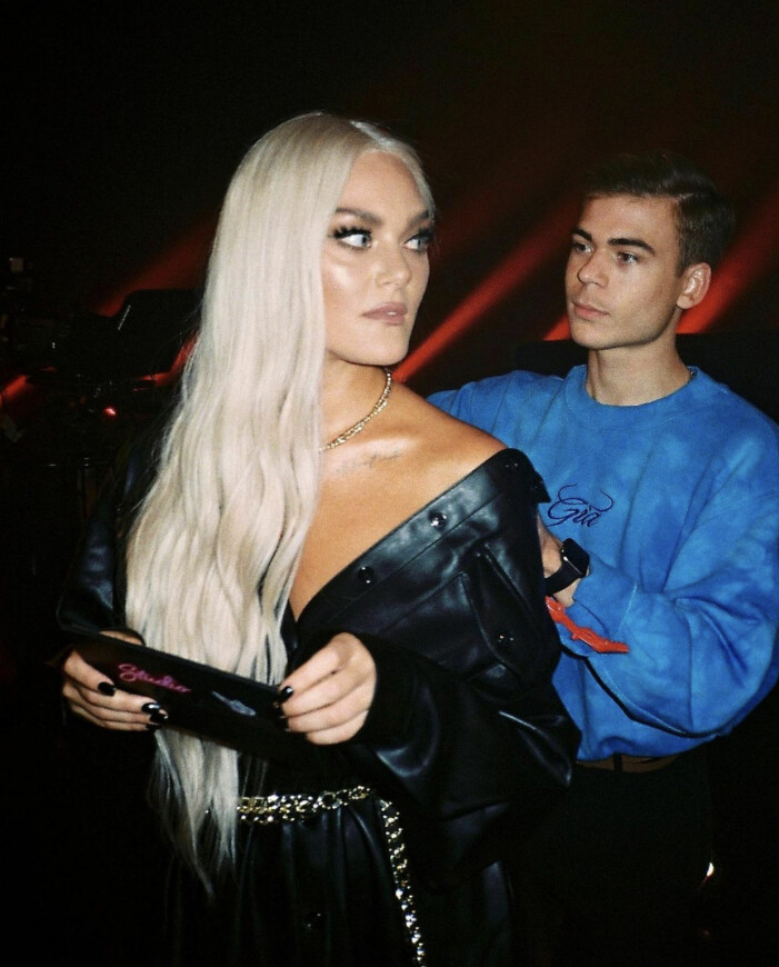 Adam fixade Lisa Anckarmans hår under hela Studio Paradise förra våren.