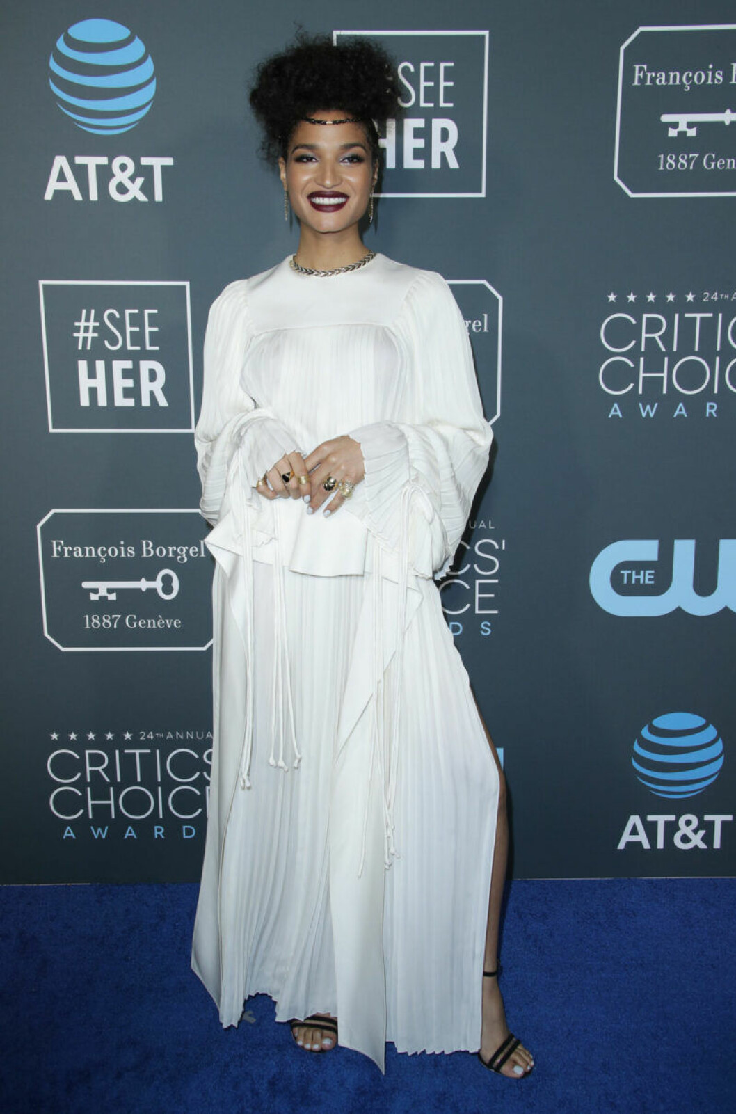 Indya Moore klädd i klänning från Louis Vuitton. Indya Moore på röda mattan på Critics Choice Awards 2019