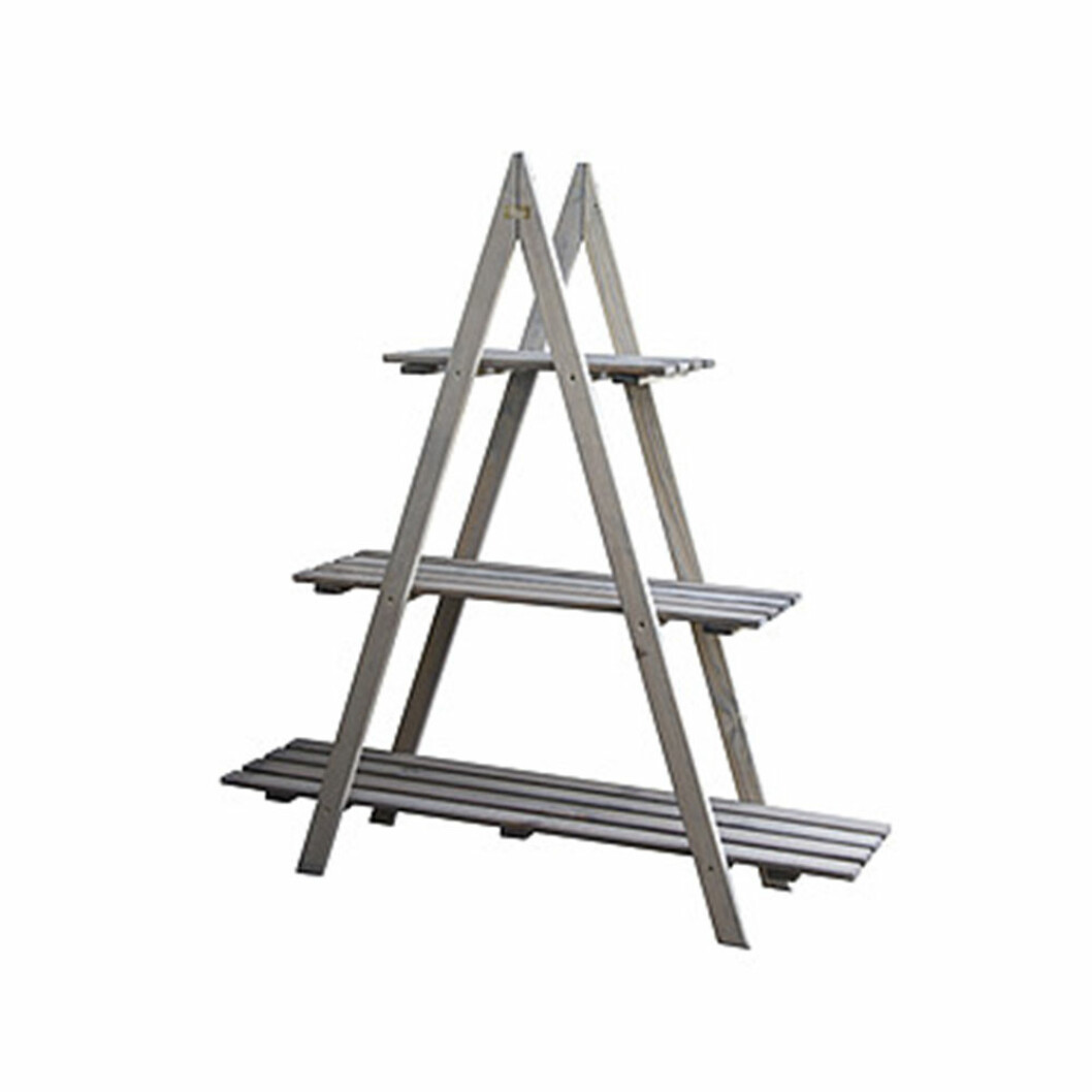 Blomhylla i trappmodell, 299 kr. <a href="https://track.adtraction.com/t/t?a=1199854180&as=1213860375&t=2&tk=1&epi=balkongmobler&url=https://www.clasohlson.com/se/Blomhylla/31-9641" target="_blank" rel="noopener">Här kan du köpa den</a>. budgetmöbler till balkongen hylla i form av trappstege