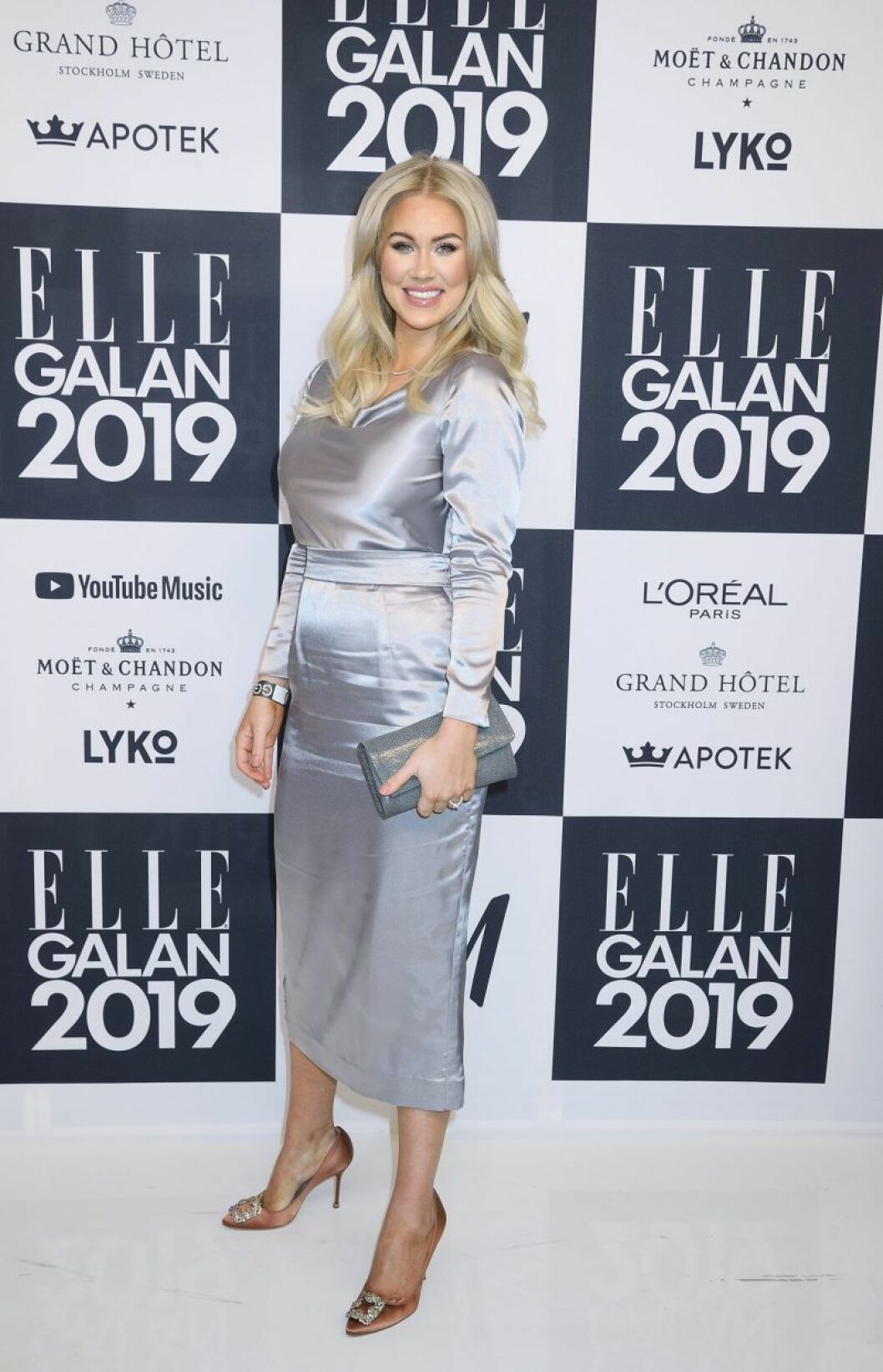 Isabella Löwengrip i silvrig klänning på Elle-galan 2019