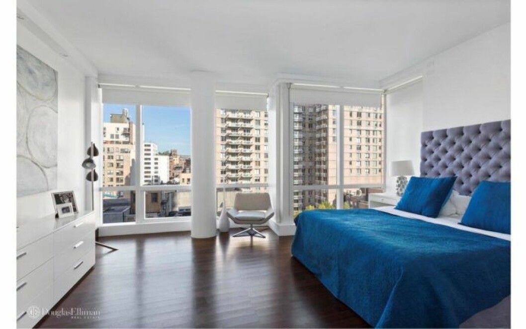 Bloggerskan och entreprenören Isabella Löwengrip letar lägenhet i New York. Här är en bild på en lägenhet hon kikat på med ett sovrum med stora fönster.