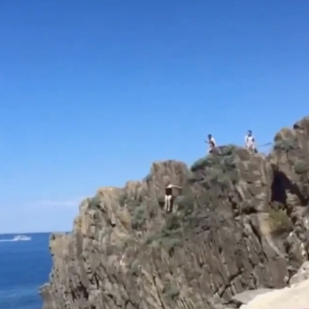 Jamie hoppar från en klippa