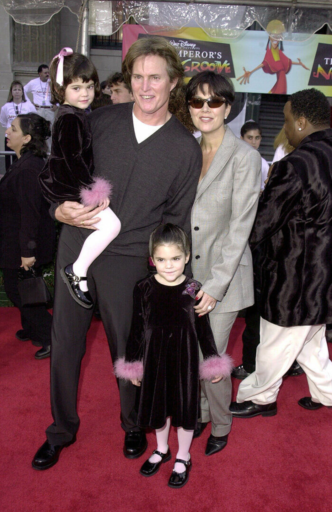 En bild på Bruce Jenner, Chris Jenner, Kendall Jenner och Kylie Jenner, 2000.