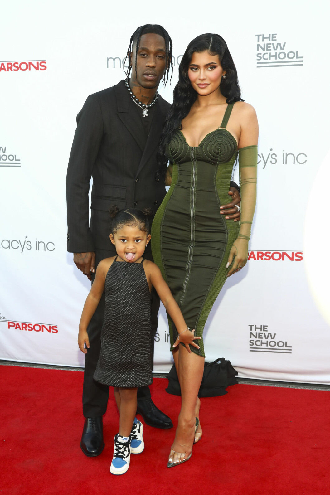 Familjen Jenner/Webster på röda mattan. Travis Scott, vars riktiga namn är Jacques Berman Webster II, med Kylie Jenner och gemensamma dottern Stormi Webster. kylie jenner, travis scott, stormi webster på röda mattan