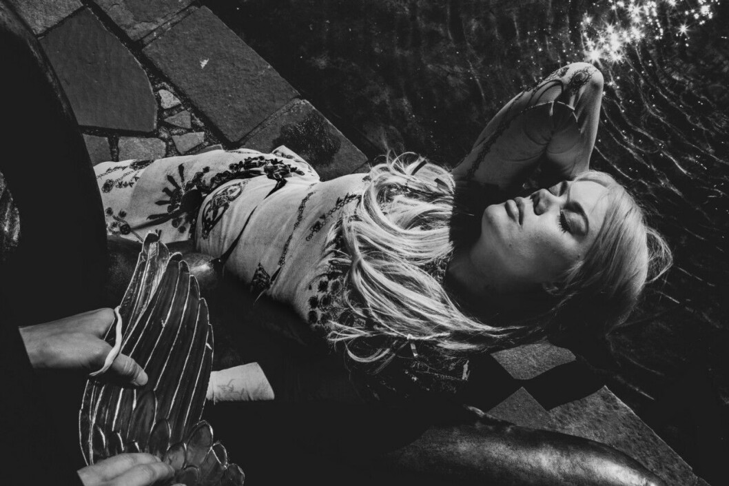 Josefine bestämde sig för att permanent flytta till Paris. Men det visade sig att livet ville annat. Foto: Saga Berlin Little Jinder svartvit
