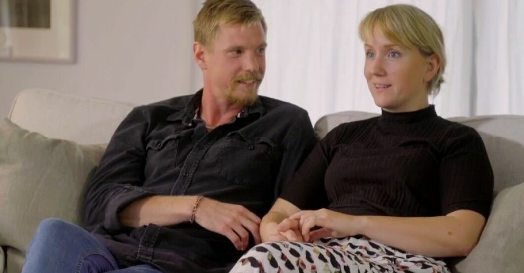 John Wallén och Sara Lannergren sitter i en soffa i gift vid första ögonkastet