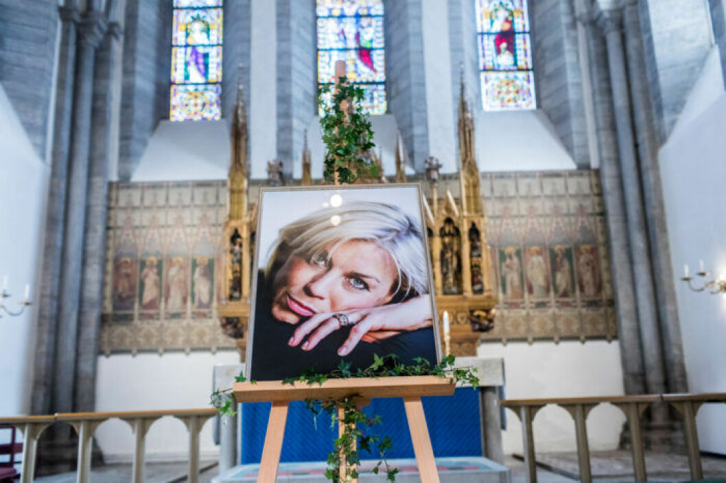 I SVT-dokumentären berättar Josefin Nilssons syster att Josefin fick sparkar och slag mot kroppen som aldrig läkte. 2016 avled hon. <em>Foto: Karl Melander/TT</em> Begravning för Josefin Nilsson i Visby