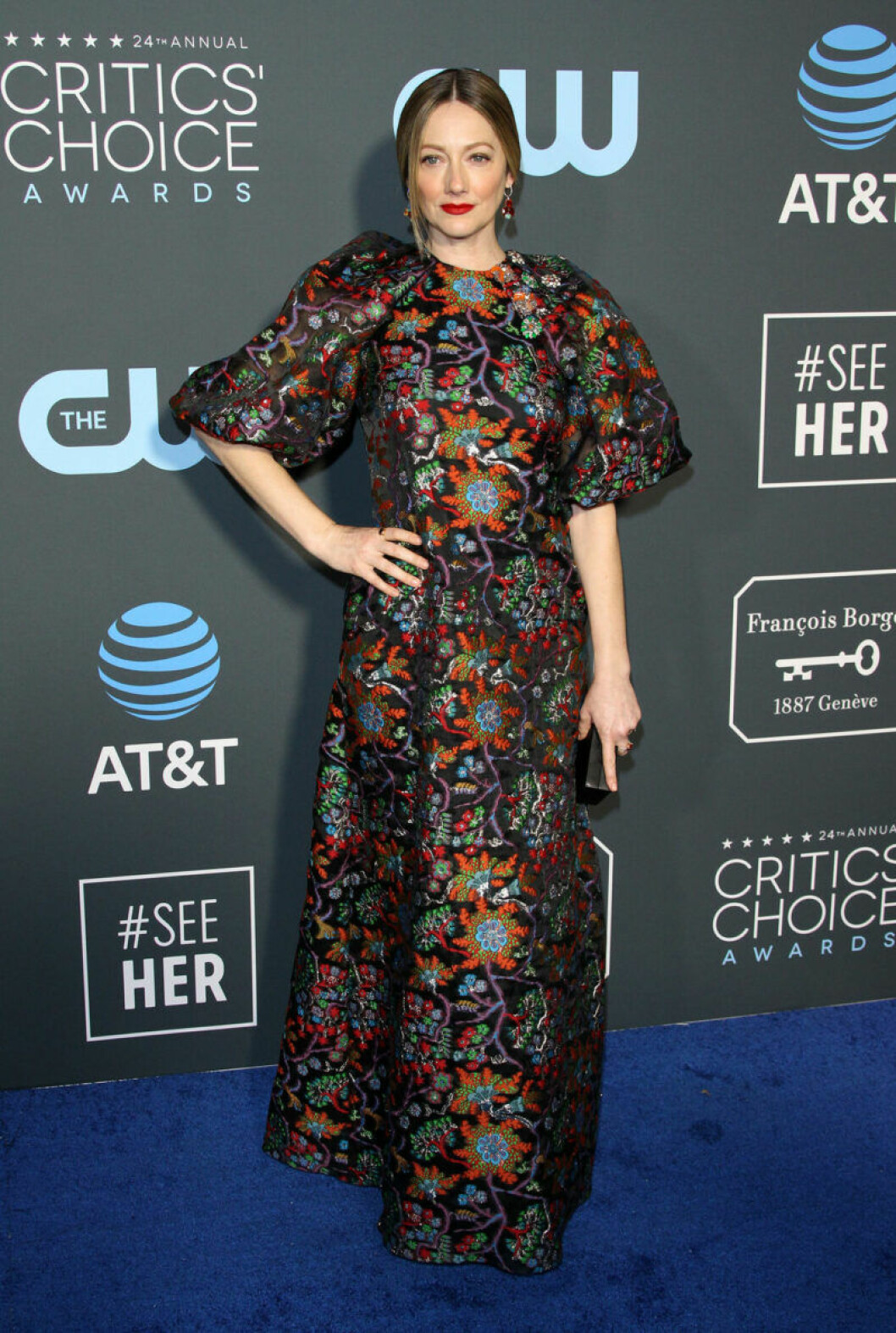 Judy Greer på blå mattan. Judy Greer på röda mattan på Critics Choice Awards 2019