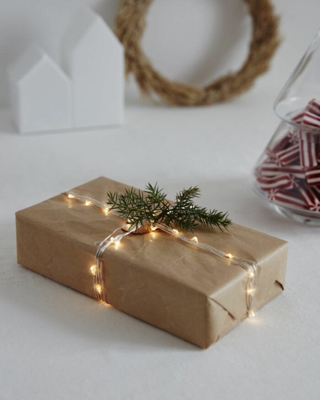 Julklapp med ljusslinga som dekoration