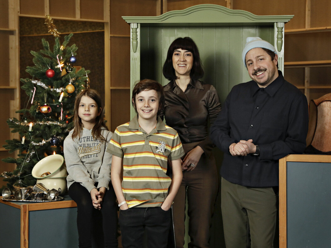 Gänget som spelar familjen Knyckerts i <span class=" italic" data-lab-italic_desktop="italic">En hederlig jul med Knyckertz</span>; Axel Adlöw, Paloma Grandin, Gizem Erdogan och David Sundin. skådisarna i En hederlig jul med Knyckertz