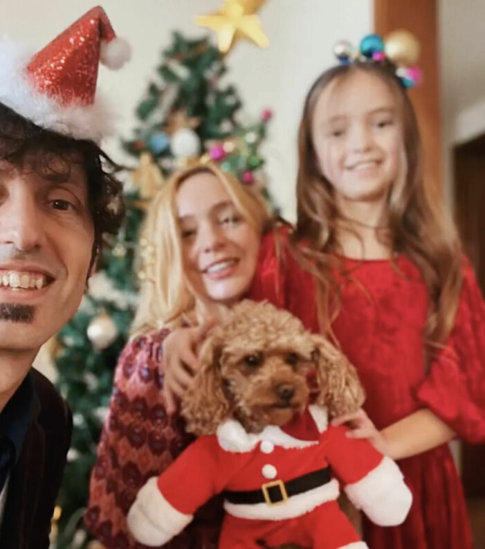 Lisa Ekdahls Instagram-julkort med familjen 2021. Partnern Mathias Blomdahl, dottern Bianca och deras lilla hund. lisa ekdahls julkort med familjen 2021