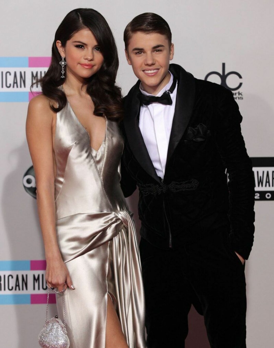 Justin Bieber och Selena Gomez håller rom varandra på röda mattan
