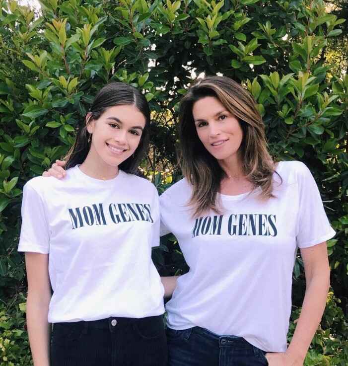 Kaia Gerber och Cindy Crawford i likadana tröjor med Mom genes i print