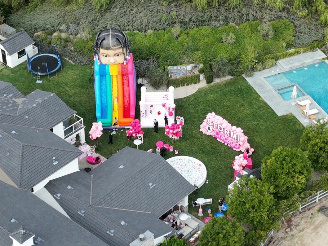 Den uppblåsbara rutchkanan är även känd från Stormi's World, Stormi Websters temapark som föräldrarna annordnade till dotterns 3-årskalas i fjol. flygfoto trädgården där kalaset hålls