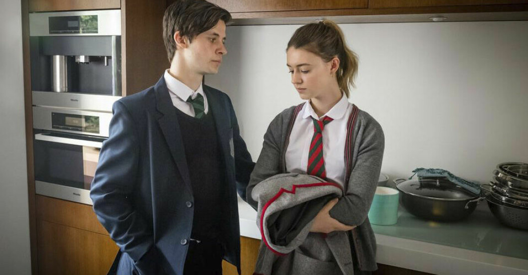 Daisy Edgar-Jones i kalla fötter