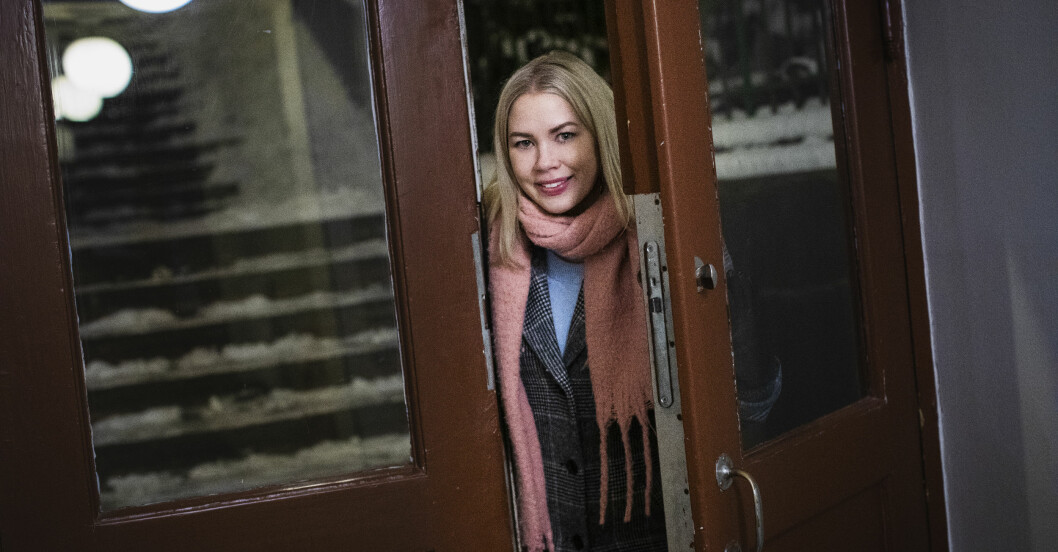 Att vara Storasyster och kunna stötta unga tjejer betyder mycket för Karin Söderberg. Karin Söderberg jobbar ideellt inom organisationen Tjejzonen. Här står hon i porten till sitt hus i Stockholm.