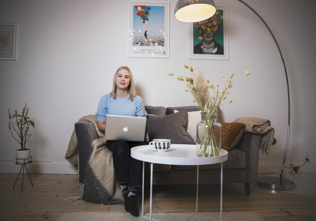 Karin Söderberg jobbar ideellt inom Tjejzonen. Här sitter hon i soffan hemma i sin lägenhet i Stockholm.
