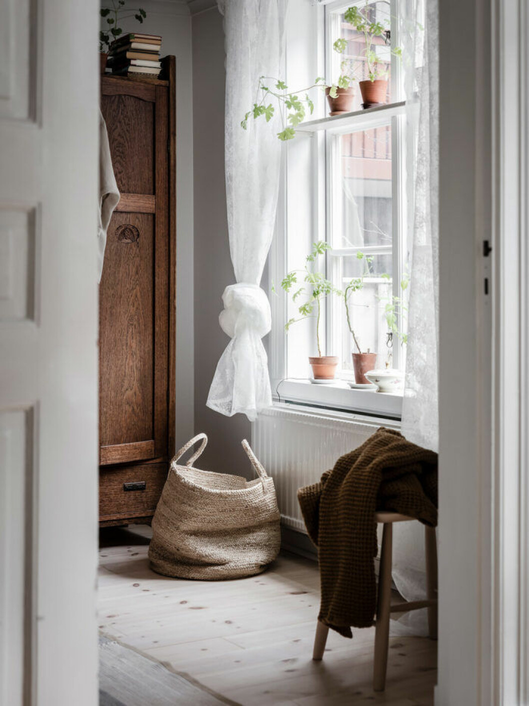 Styling: Nouvel interiör Foto: Anders Bergstedt som fotat för <a href="https://entrancemakleri.se/hem-till-salu/" target="_blank" rel="noopener">Entrance mäkleri</a>/Mäklare: Jessica Fridstedt Kattvänlig inredning med växter i fönster