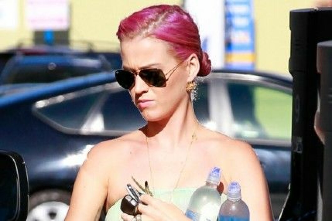 Katy Perry har bytt hårfärg igen, denna gång kör hon på rosa!