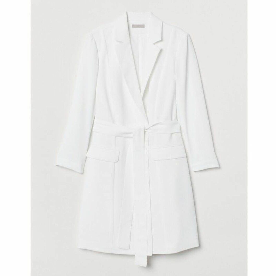 Studentklänning från H&M, <a href="https://apprl.com/al/4hFx/" target="_blank" rel="noopener">399 kronor</a>. Vit kavajklänning