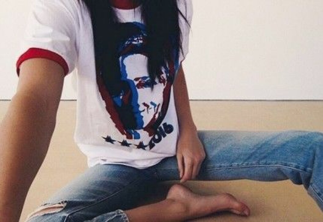 Kendall Jenner iklädd t-shirten för Hillary Clintons kampanj. kendall jenner hillary clinton