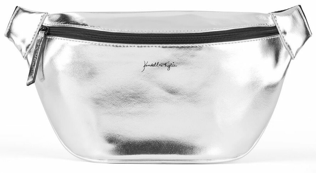 En bild på en magväska i silver från Kendall och Kylie Jenners väskkollektion för Walmart.