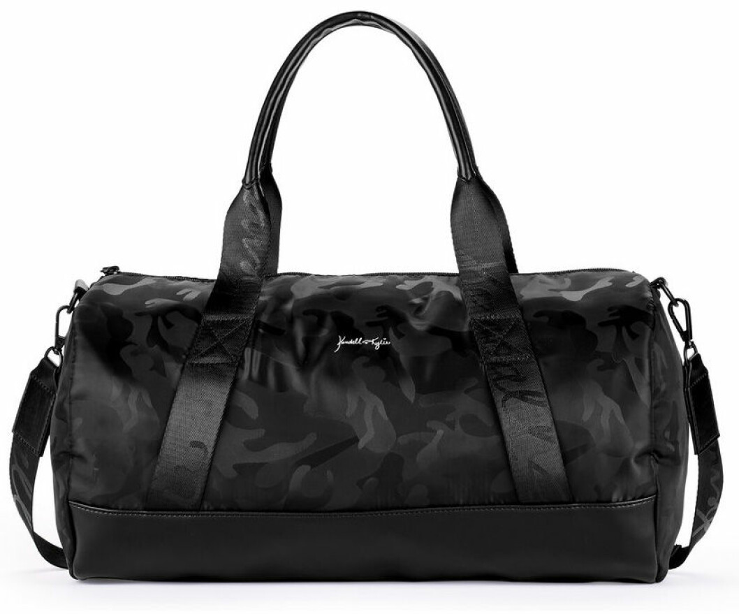 En bild på en sportbag i svart kamouflagemönster från Kendall och Kylie Jenners väskkollektion för Walmart.