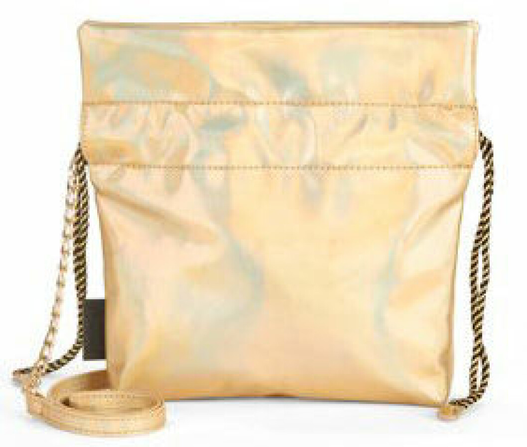 En bild på en axelremsväska i guldfärgad läderimitation från Kendall och Kylie Jenners väskkollektion för Walmart.