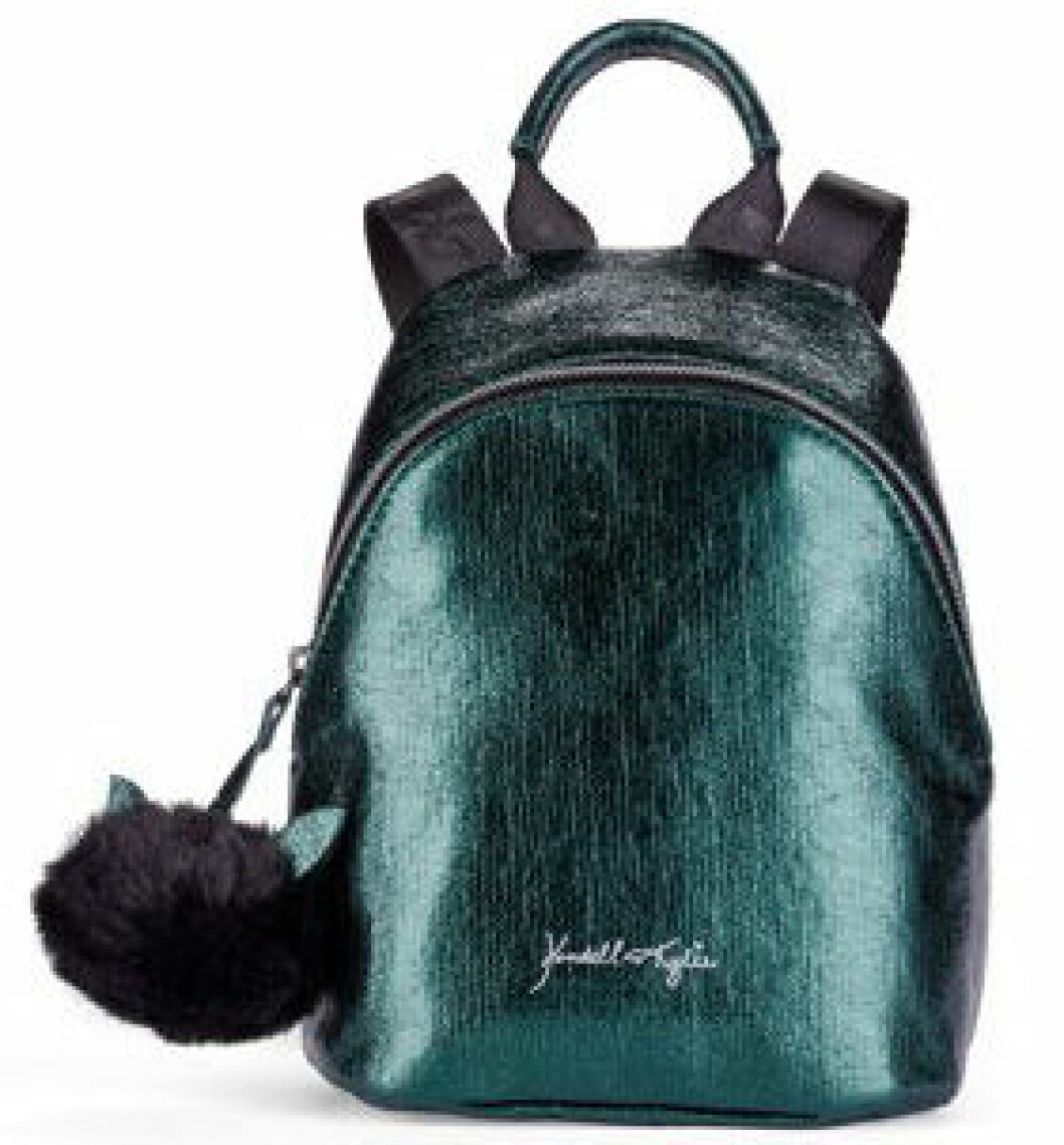 En bild på en liten ryggsäck i grön metallic från Kendall och Kylie Jenners väskkollektion för Walmart.