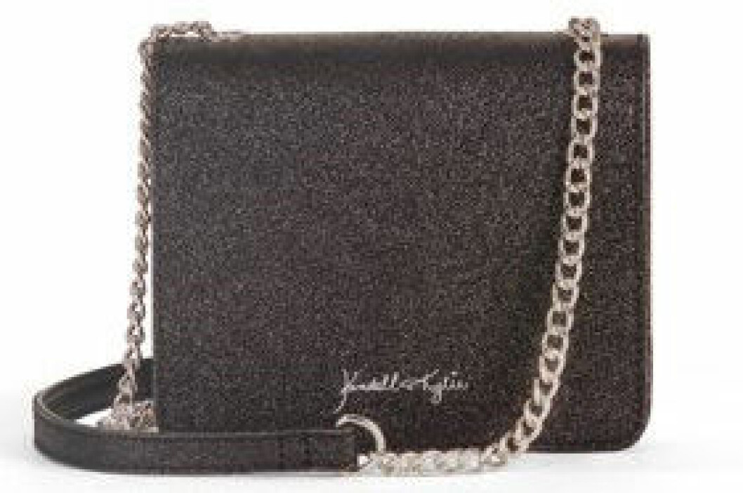 En bild på en axelremsväska i svart glitter från Kendall och Kylie Jenners väskkollektion för Walmart.