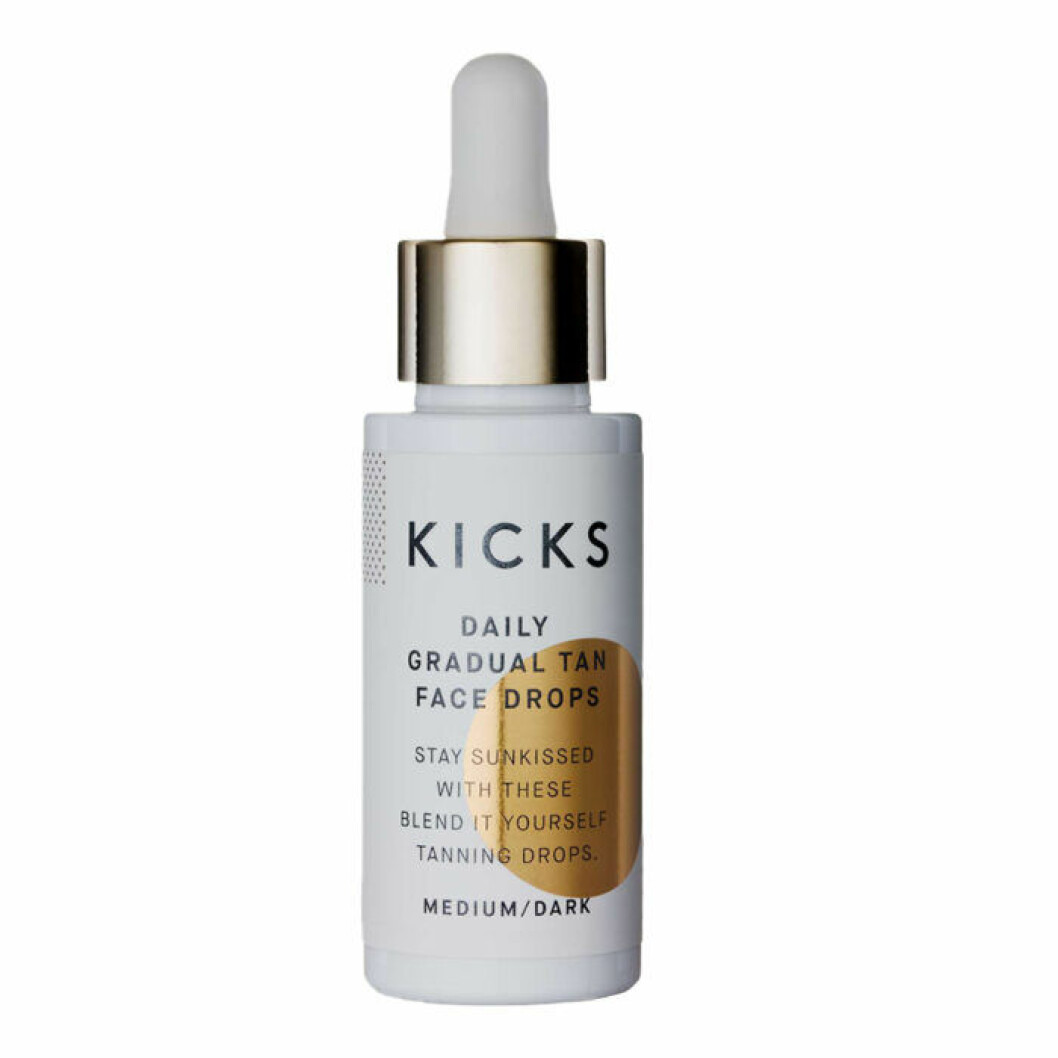 Kicks Beauty, Daily gradual tan face drops medium/dark, 30 ml. <a href="https://track.adtraction.com/t/t?a=1179647808&as=1213860375&t=2&tk=1&epi=busansikte&url=https://www.kicks.se/kicks-beauty/hudvard/ansiktsvard/brun-utan-sol/daily-gradual-tan-face-drops-mediumdark-30-ml" target="_blank" rel="noopener">Här kan du köpa den</a>. Kicks brun utan sol för ansiktet