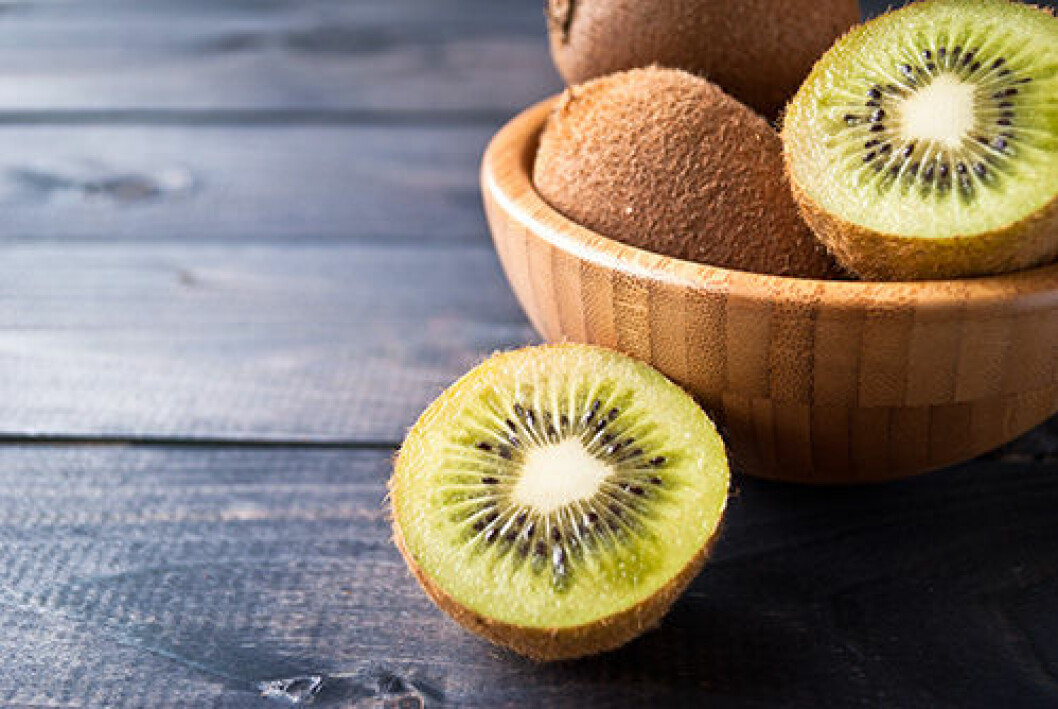 En bild på frukter av kiwi i en skål. 