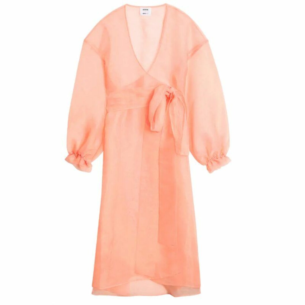 Orangerosa klänning med ballongarmar. <a href="https://apprl.com/al/4ypR/" target="_blank" rel="noopener">Här kan du köpa den</a>. Rosa transparant omlottklänning gina tricot