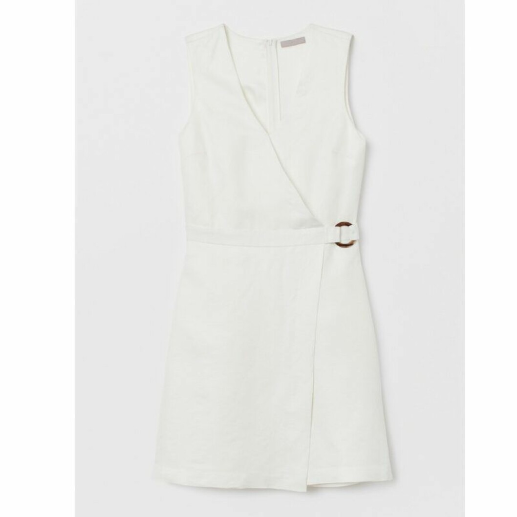 Studentklänning från H&M, <a href="https://apprl.com/al/4hFy/" target="_blank" rel="noopener">399 kronor</a>. Vit klänning omlott