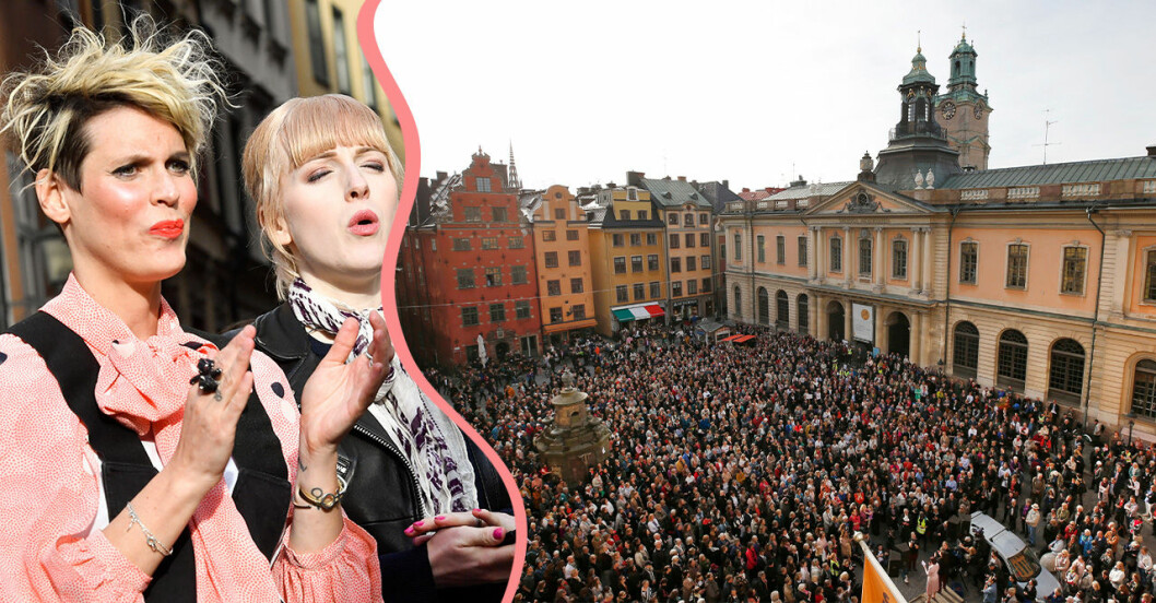 Nina Rung, Cissi Wallin och tusentals andra människor iklädda knytblus på manifestationen för Sara Danius utanför Börshuset. Foto: TT Knytblusmanifestation för Sara Danius utanför Börshuset.