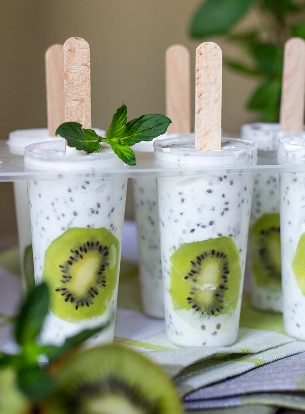 Kokosglass med chiafrön och kiwi – sommarfrukost