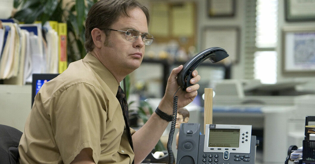 Karaktären Dwight från tv-serien the office håller i en telefonlur