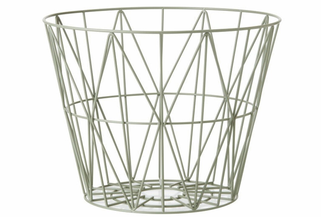 Förvaringskorg från <a href="http://www.awin1.com/cread.php?awinaffid=359185&awinmid=7916&p=https%3A%2F%2Fwww.designonline.se%2Fvarumarken%2Fferm-living%2Fwire-korg-dusty-green%2F" target="_blank" rel="noopener">Ferm Living</a>.