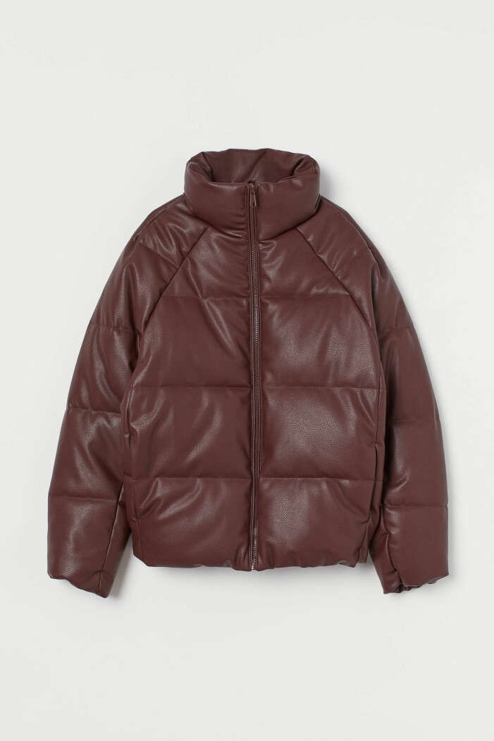 Kort puffer i läderimitation från H&M