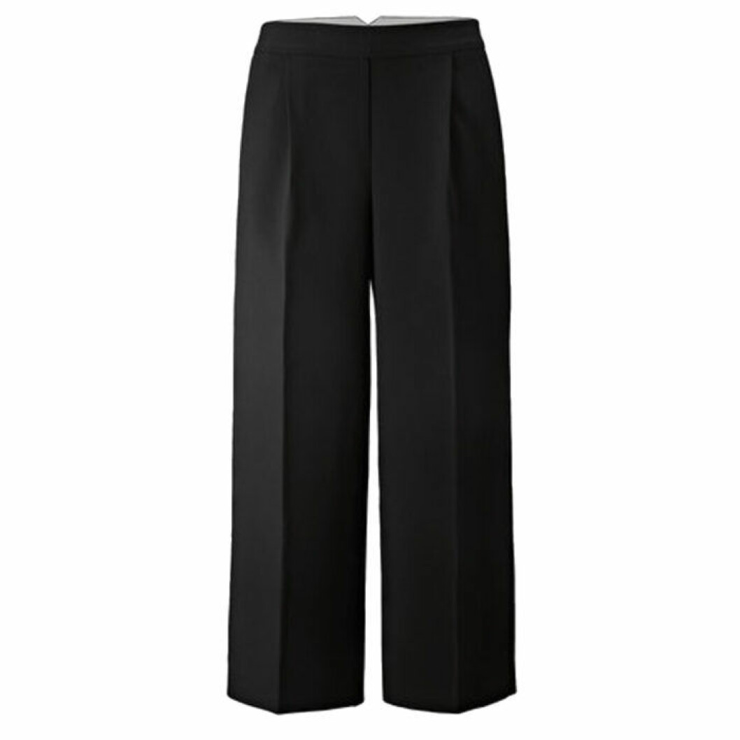 Kostymbyxor från Carin Wester. <a href="https://www.ahlens.se/Mode/byxor-15179/carin-wester-byxa-fay-svart-89497716/" target="_blank" rel="noopener">Här kan du köpa dem</a>. Svarta kostymbyxor från Carin Wester