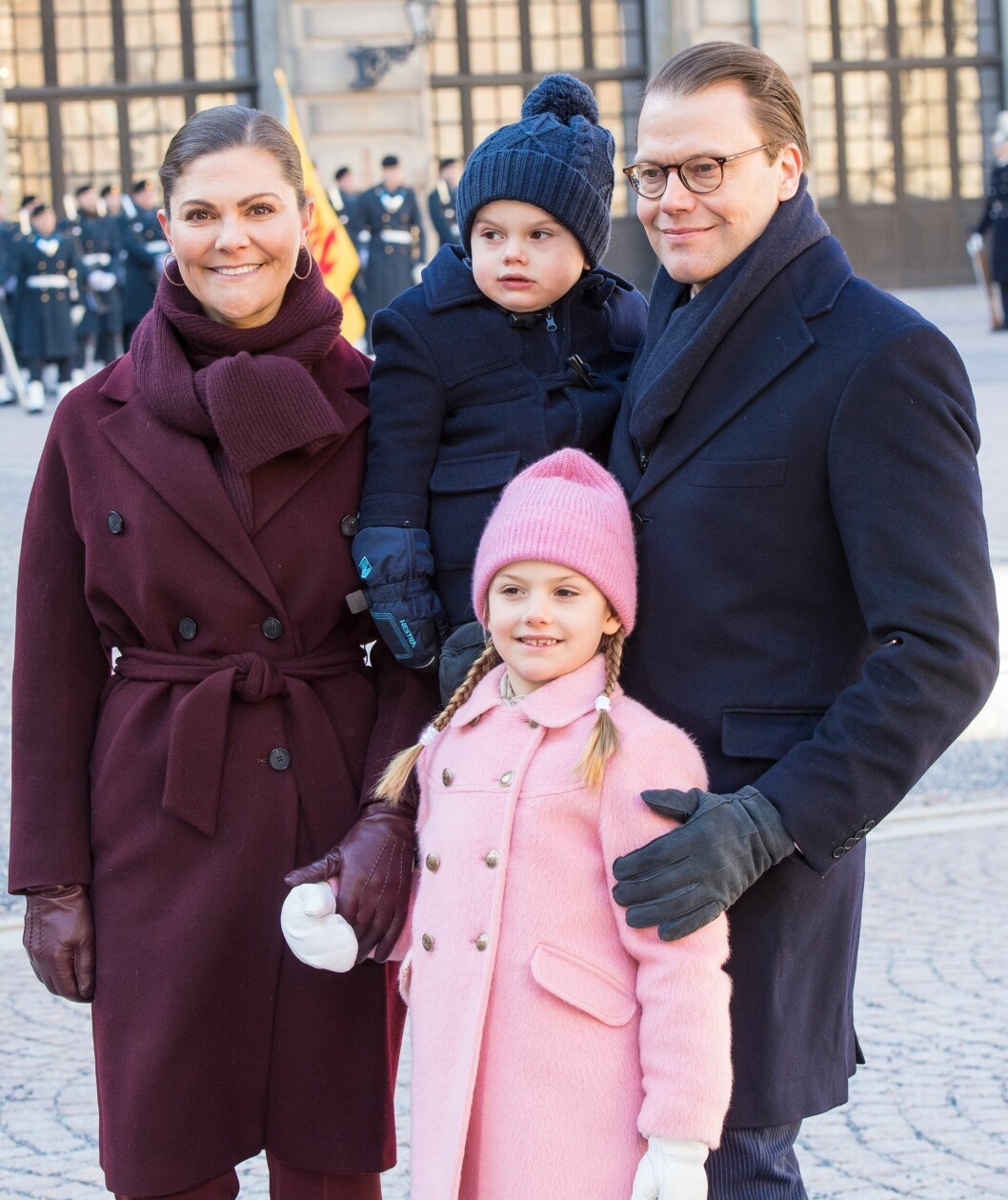 Kronprinsessan Victoria hålls isolerad från övriga familjen., prinsessan Estelle, prins Oscar och prins Daniel. kronprinsessan victoria med familj