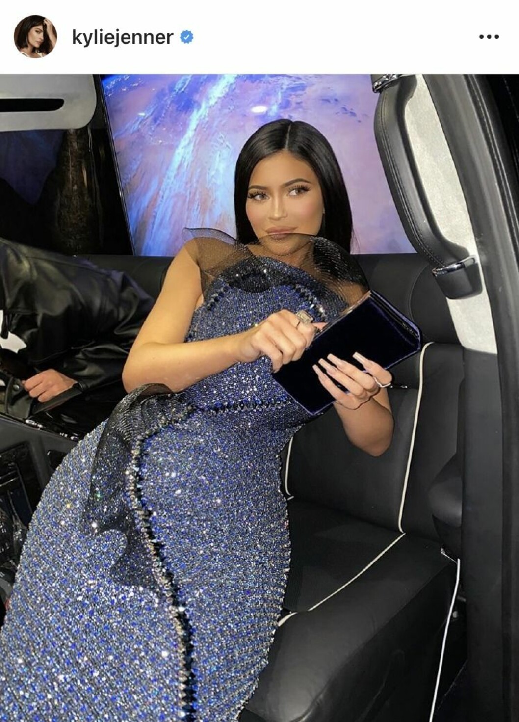 Kylie Jenner ligger i en bil