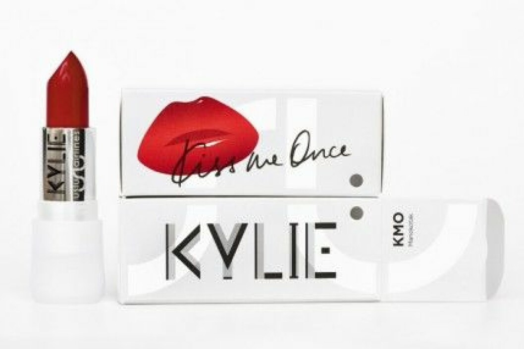 Kylie Minogue har släppt läppstiftet ”Kiss Me Once” med Uslu Airlines. Kylie Minogue har släppt läppstiftet "Kiss Me Once" med Uslu Airlines.