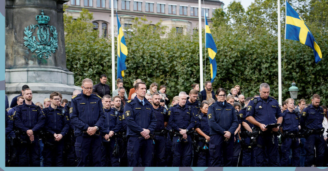 Tyst minut för Lars Vilks och de två poliserna på Stortorget i Malmö.