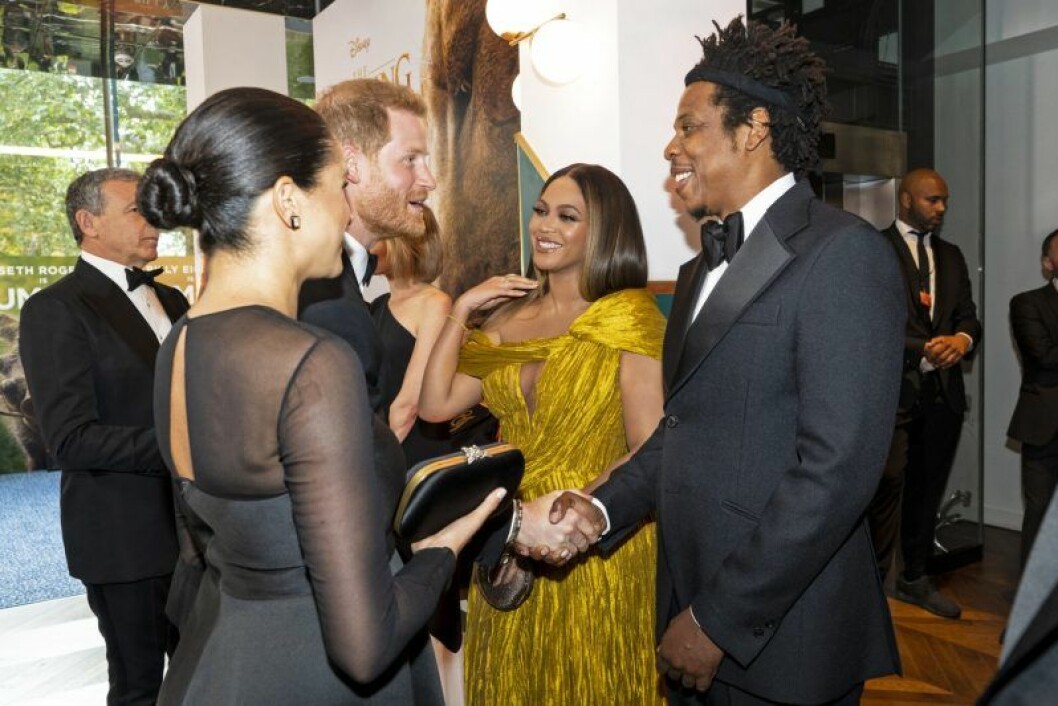 En bild på prins Harry som skakar hand med Jay-z. Med på bild är också hertiginnan Meghan Markle och Beyoncé.