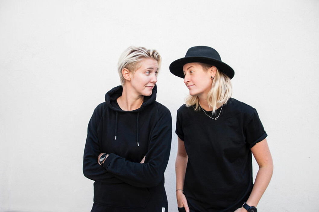 Linda Rosendal och Alice Hollingworth gör gärna en till säsong av ”Tack gud jag är homo”. Foto: Johanna Pettersson Alice och Linda är programledare för den nya serien "Tack gud jag är homo".