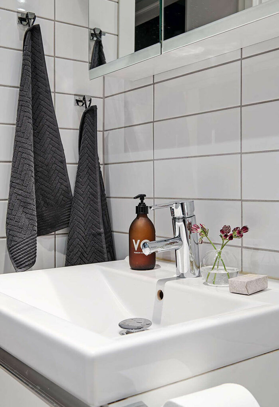 Det krävs inte många detaljer för att sätta stilen i badrummet. Foto: Fredrik J Karlsson Styling: Hannah Heyman för <a href="https://www.instagram.com/alvhem/?hl=sv" target="_blank" rel="noopener">Alvhem</a>/mäklare: Tony Henschel Litet badrum med snygga detaljer