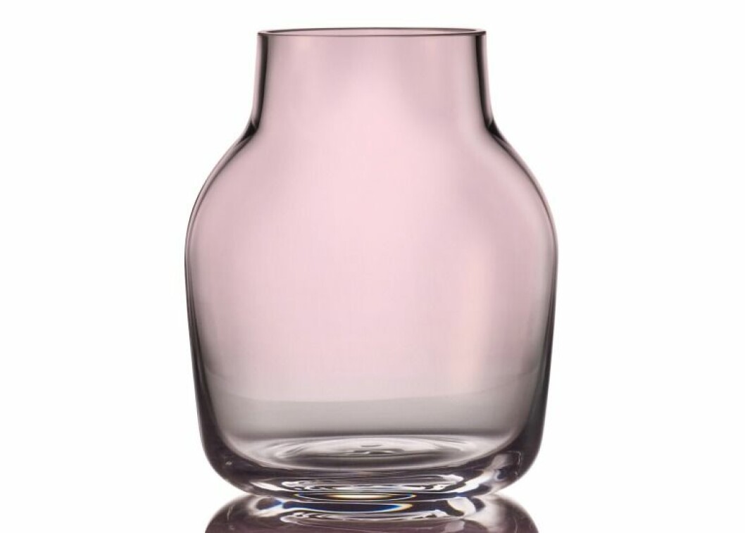Ljusrosa vas från <a href="http://www.awin1.com/cread.php?awinaffid=359185&awinmid=7916&p=https%3A%2F%2Fwww.designonline.se%2Fvarumarken%2Fmuuto%2Fsilent-vas-rosa%2F" target="_blank" rel="noopener">Muuto</a>.